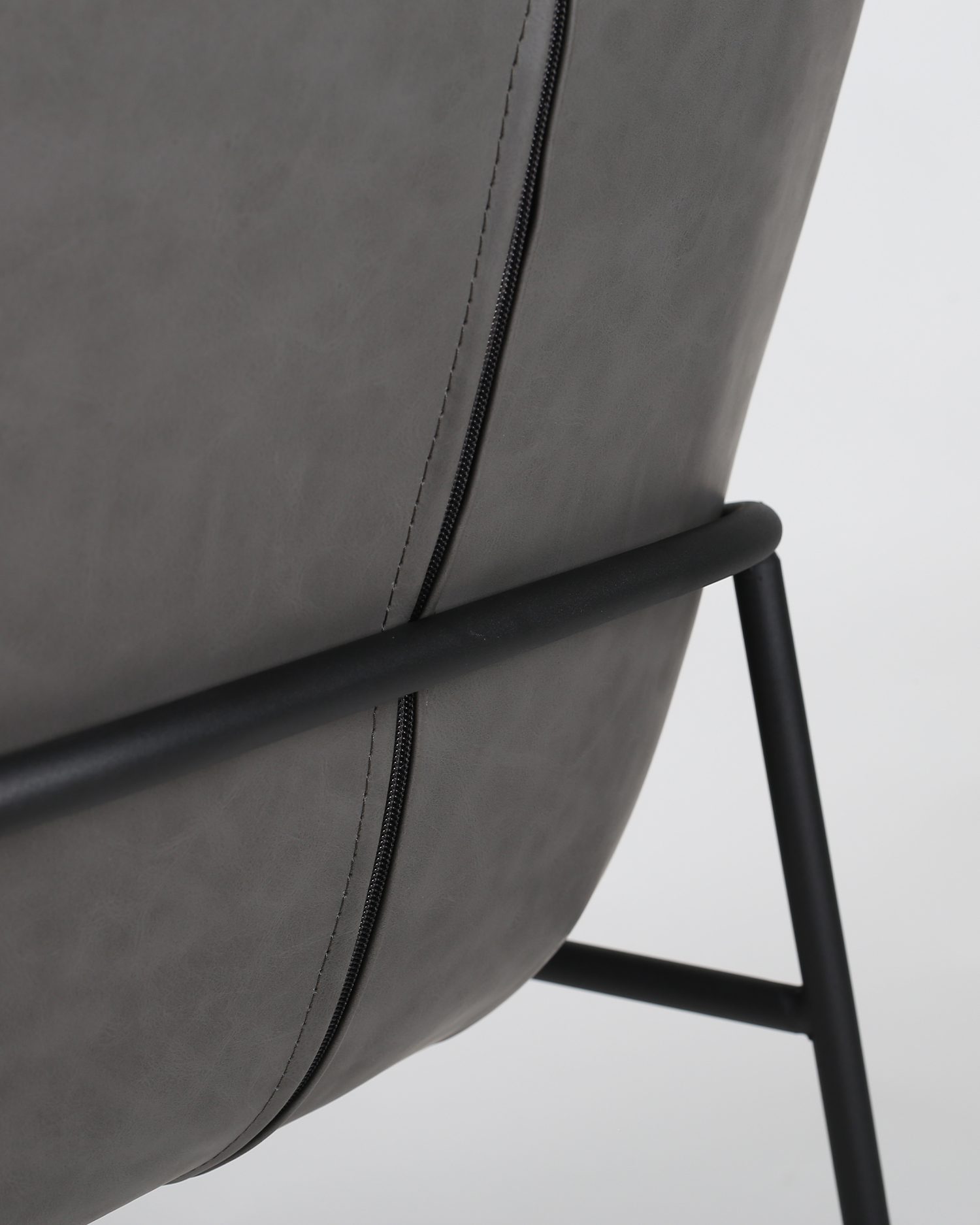 Kožená jedálenská stolička s rukou Kožená jedálenská stolička s rukou