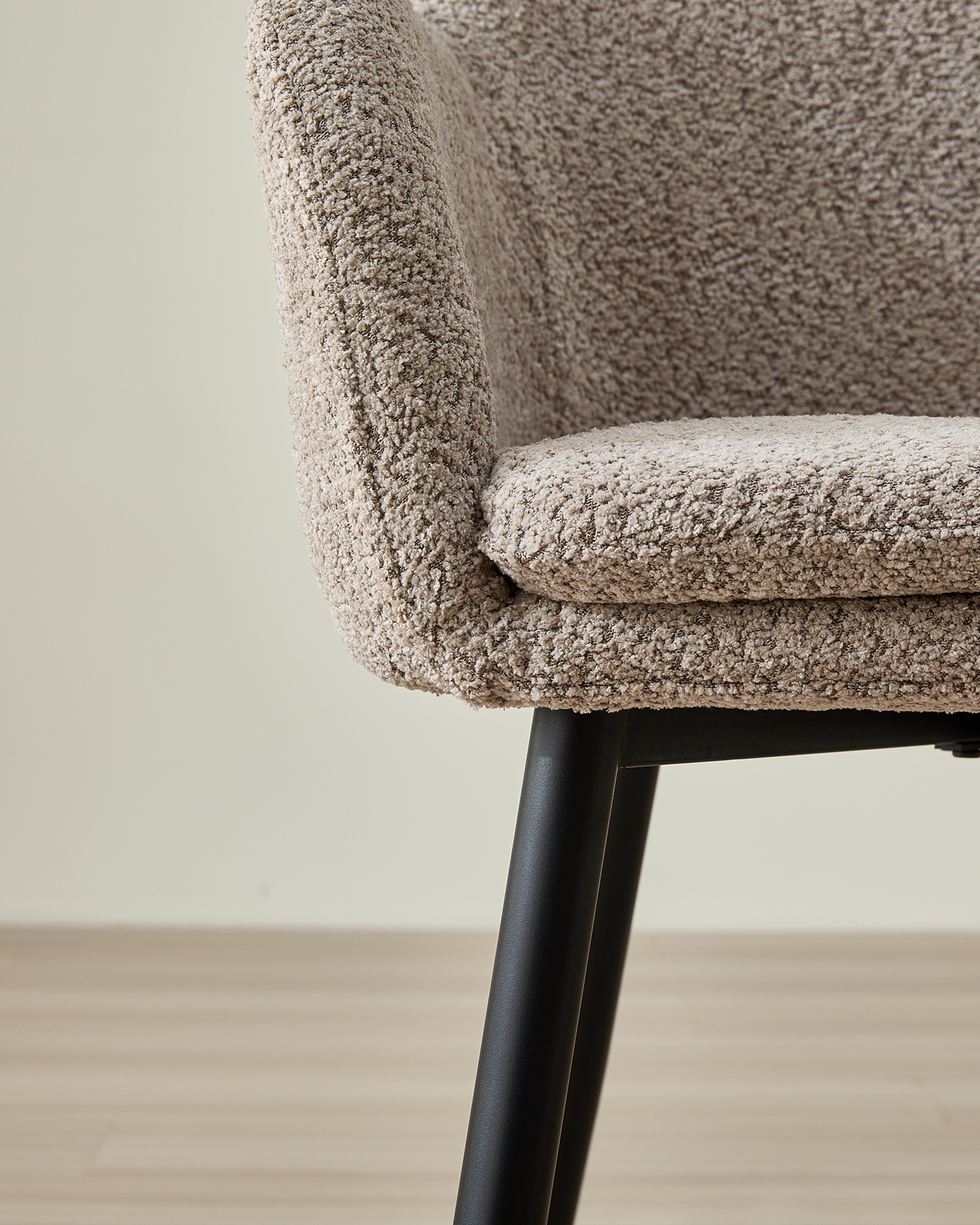 Mäkké čalúnené jedálenské kreslo Mäkké čalúnené jedálenské kreslo