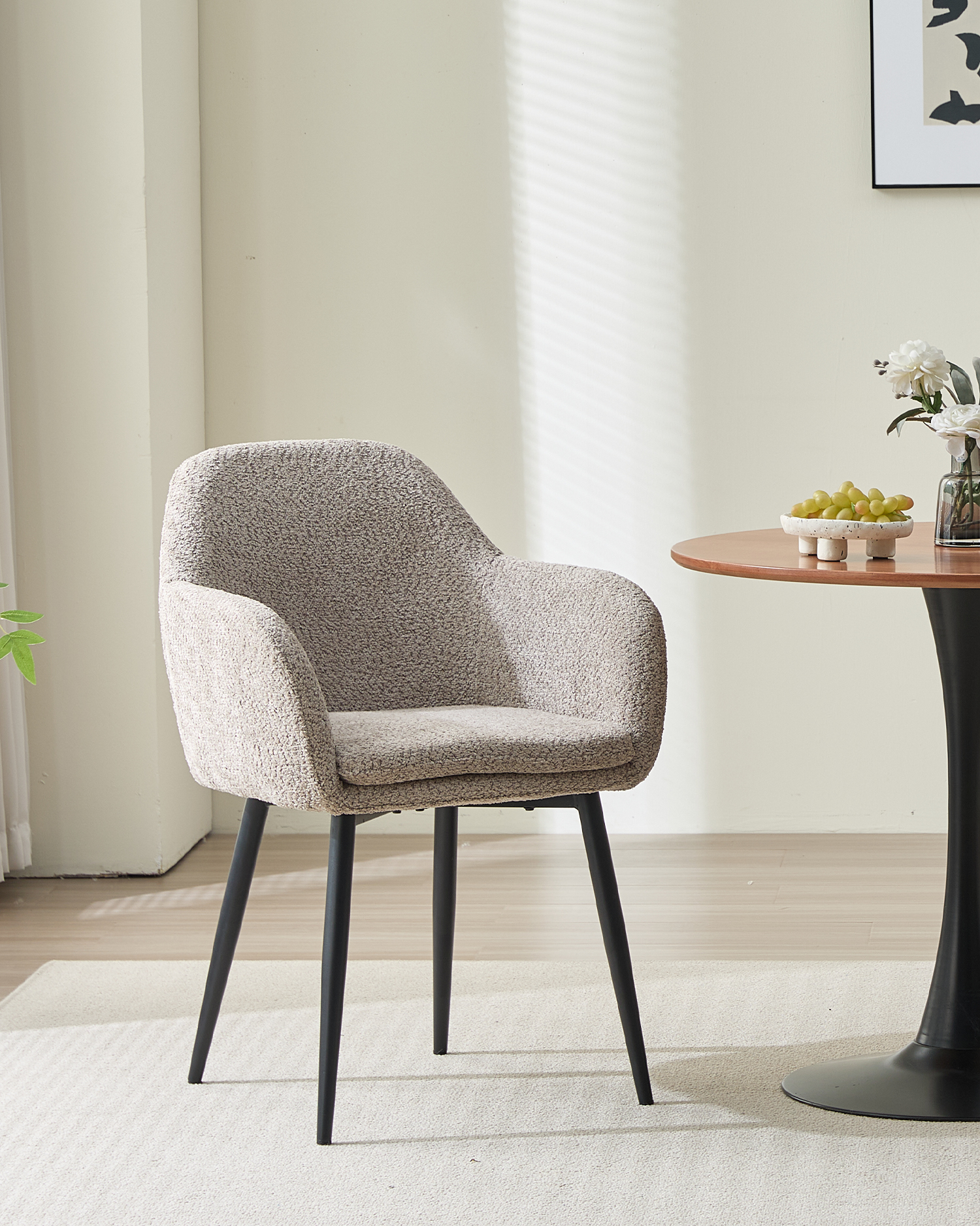 Mäkké čalúnené jedálenské kreslo Mäkké čalúnené jedálenské kreslo