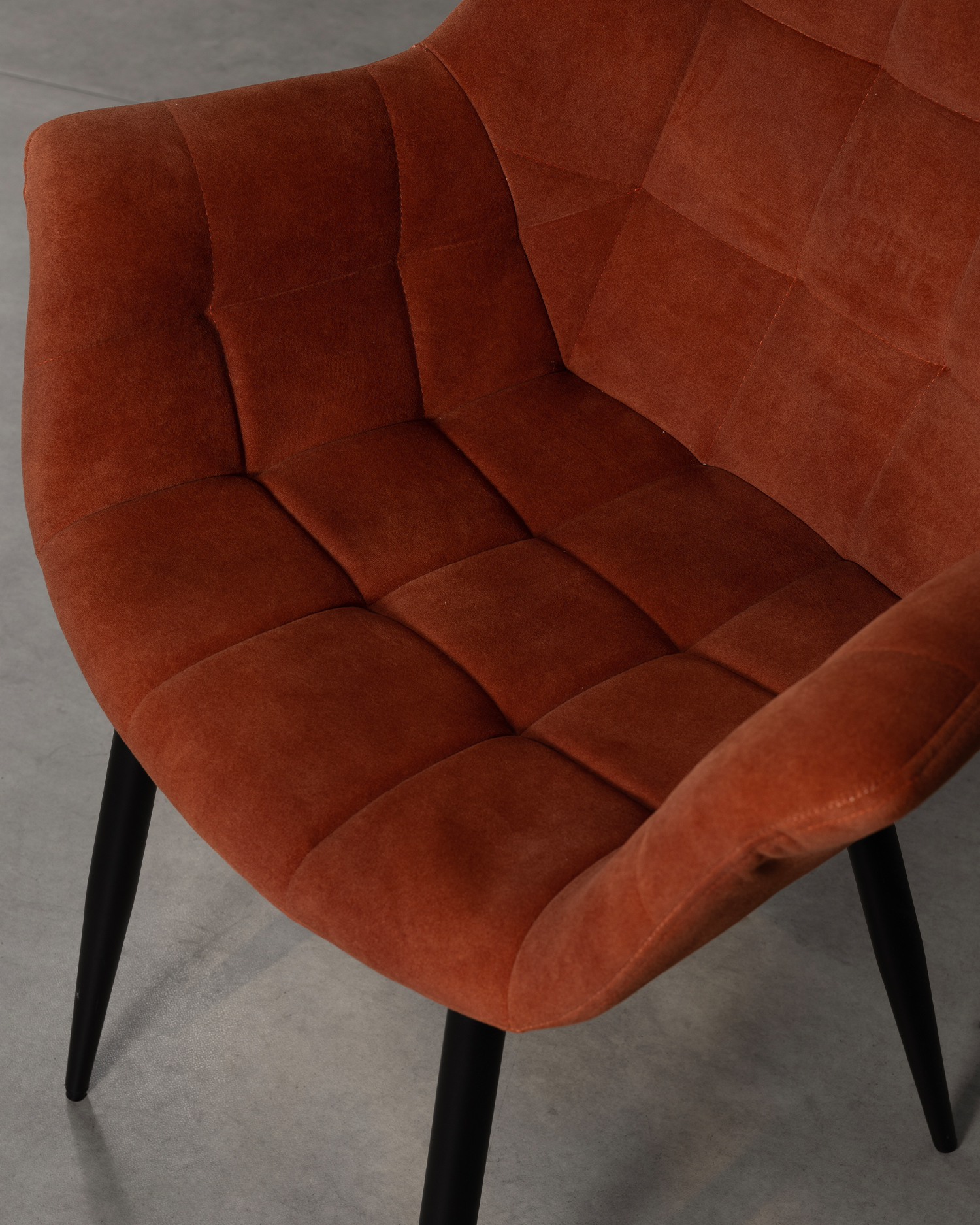 Hnedé zamatové jedálenské kreslo Hnedé zamatové jedálenské kreslo