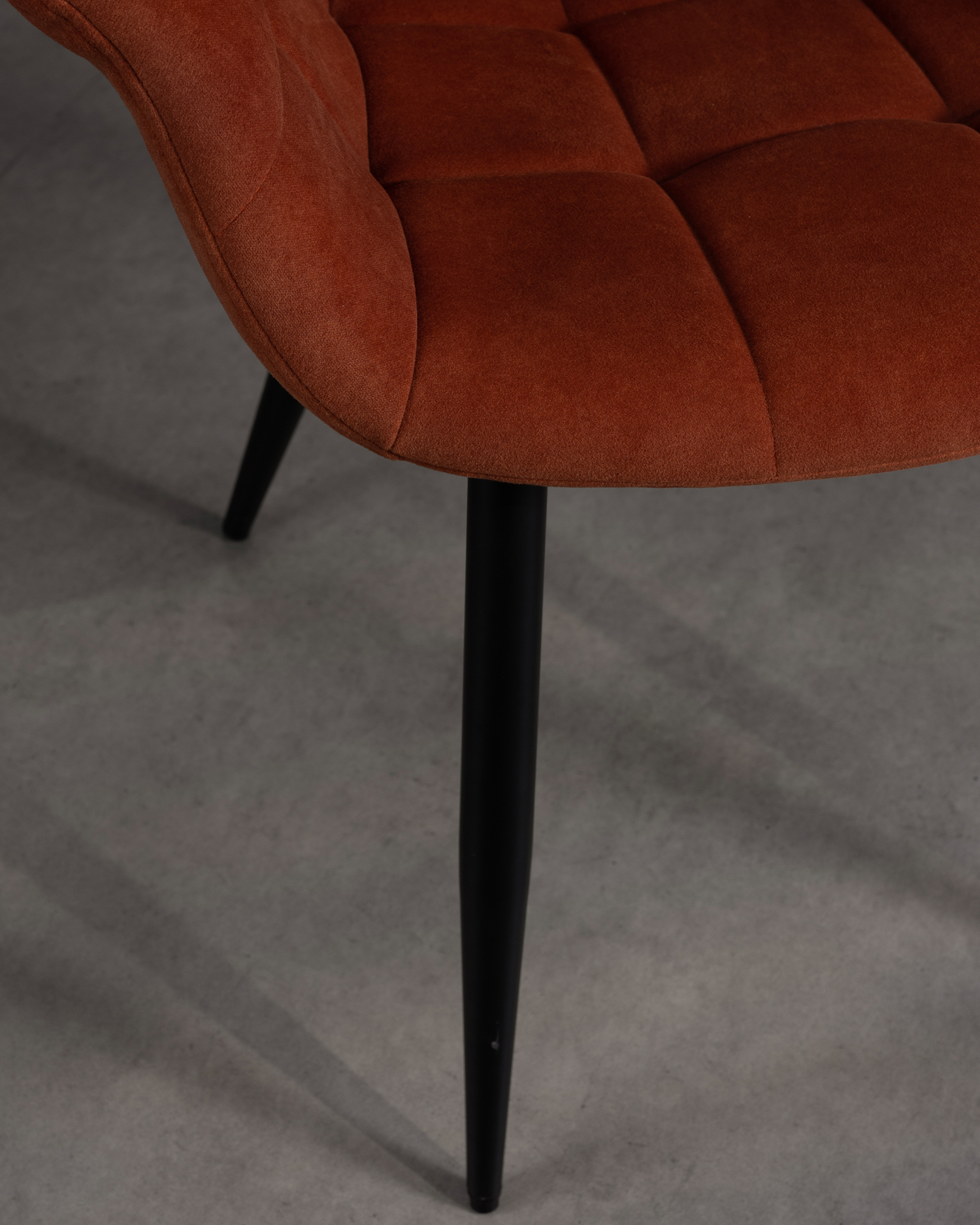 Hnedé zamatové jedálenské kreslo Hnedé zamatové jedálenské kreslo