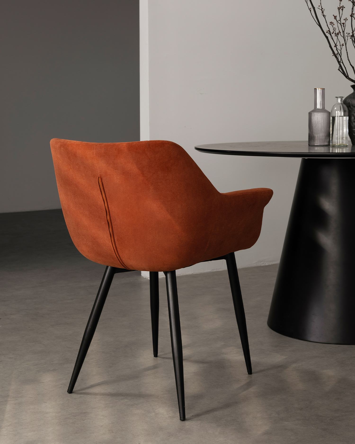 Hnedé zamatové jedálenské kreslo Hnedé zamatové jedálenské kreslo