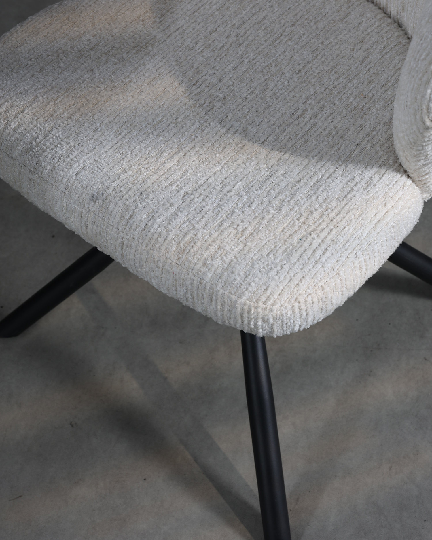 Biele stoličky s otočnou jedálenskou miestnosťou Biele stoličky s otočnou jedálenskou miestnosťou