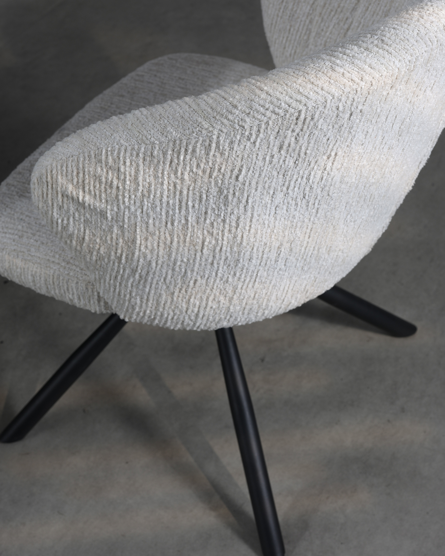 Biele stoličky s otočnou jedálenskou miestnosťou Biele stoličky s otočnou jedálenskou miestnosťou