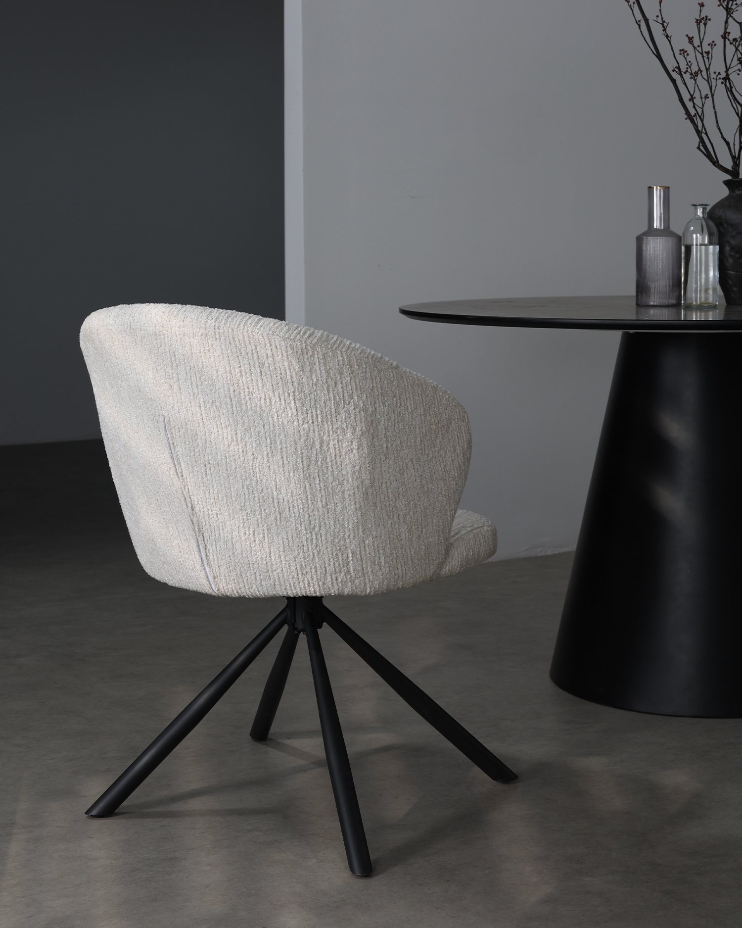 Biele stoličky s otočnou jedálenskou miestnosťou Biele stoličky s otočnou jedálenskou miestnosťou