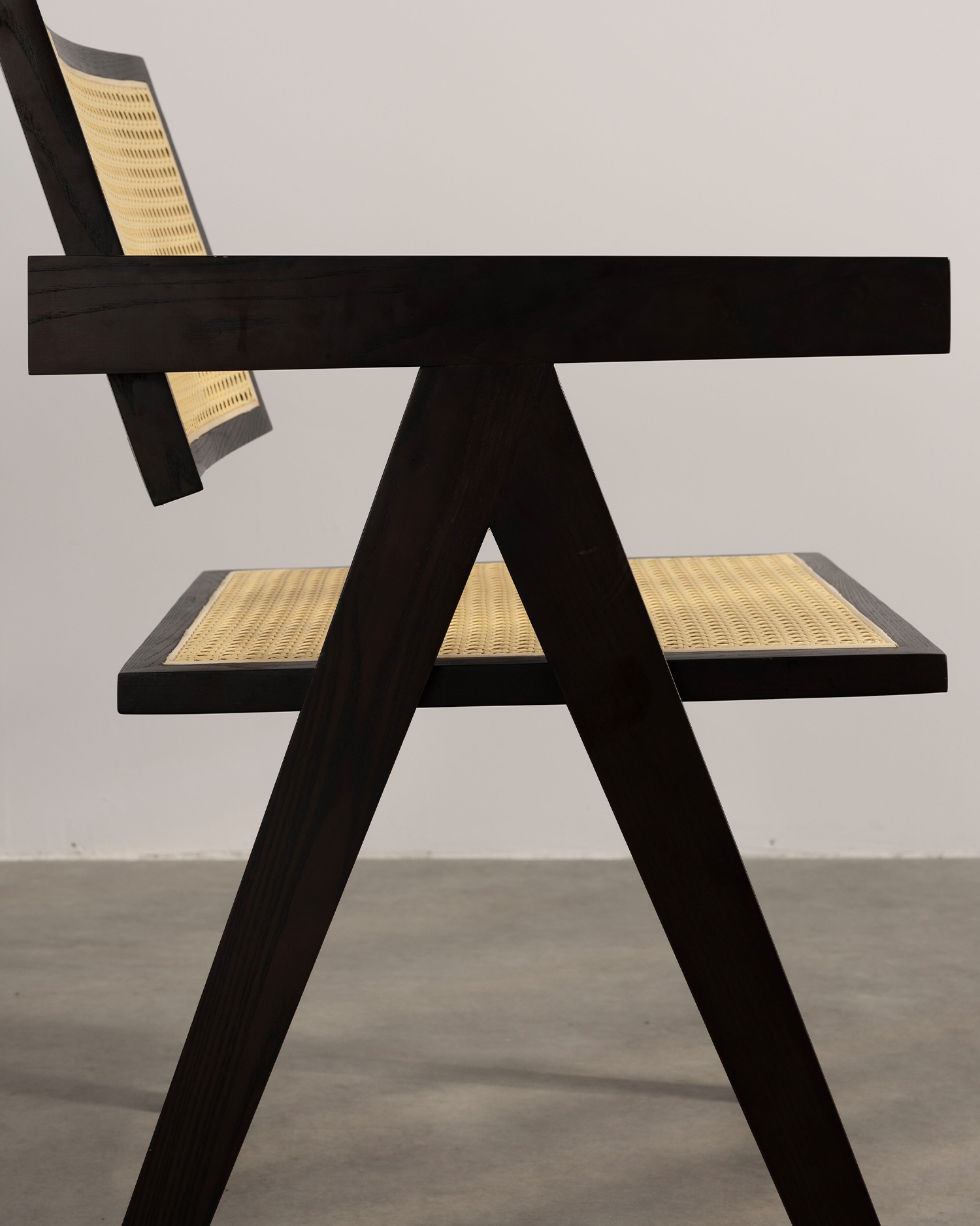 Minimalistické ratanové stoličky na drevo Minimalistické ratanové stoličky na drevo