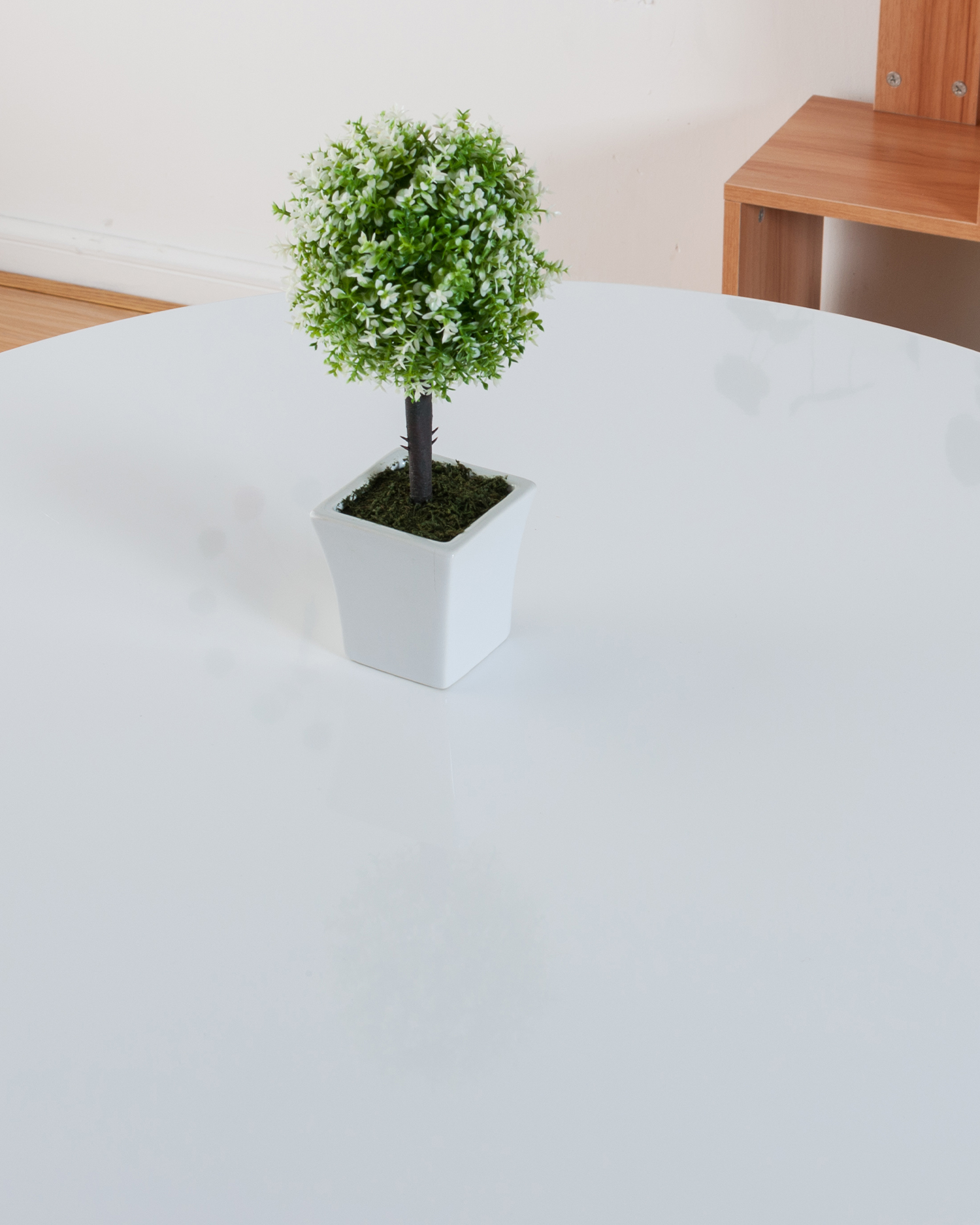 Nordický jedálenský stolík s okrúhlym drevom Nordický jedálenský stolík s okrúhlym drevom