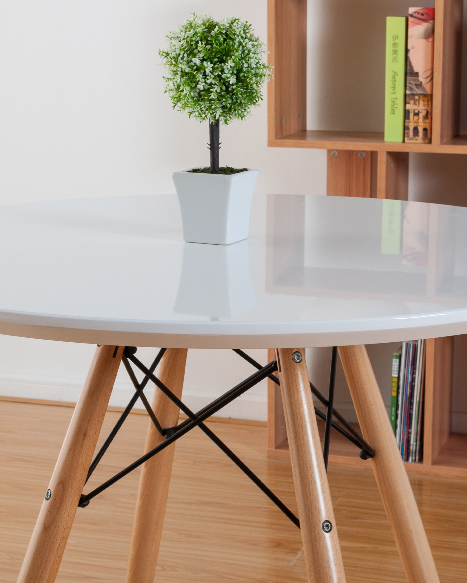 Nordický jedálenský stolík s okrúhlym drevom Nordický jedálenský stolík s okrúhlym drevom