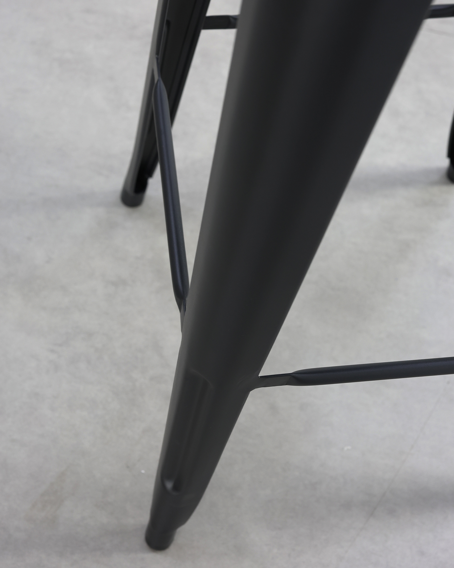 Retro čierne stoličky na stravovanie Retro čierne stoličky na stravovanie