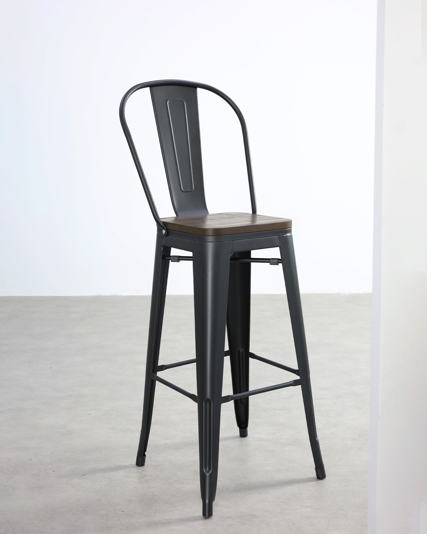 Retro čierne stoličky na stravovanie Retro čierne stoličky na stravovanie