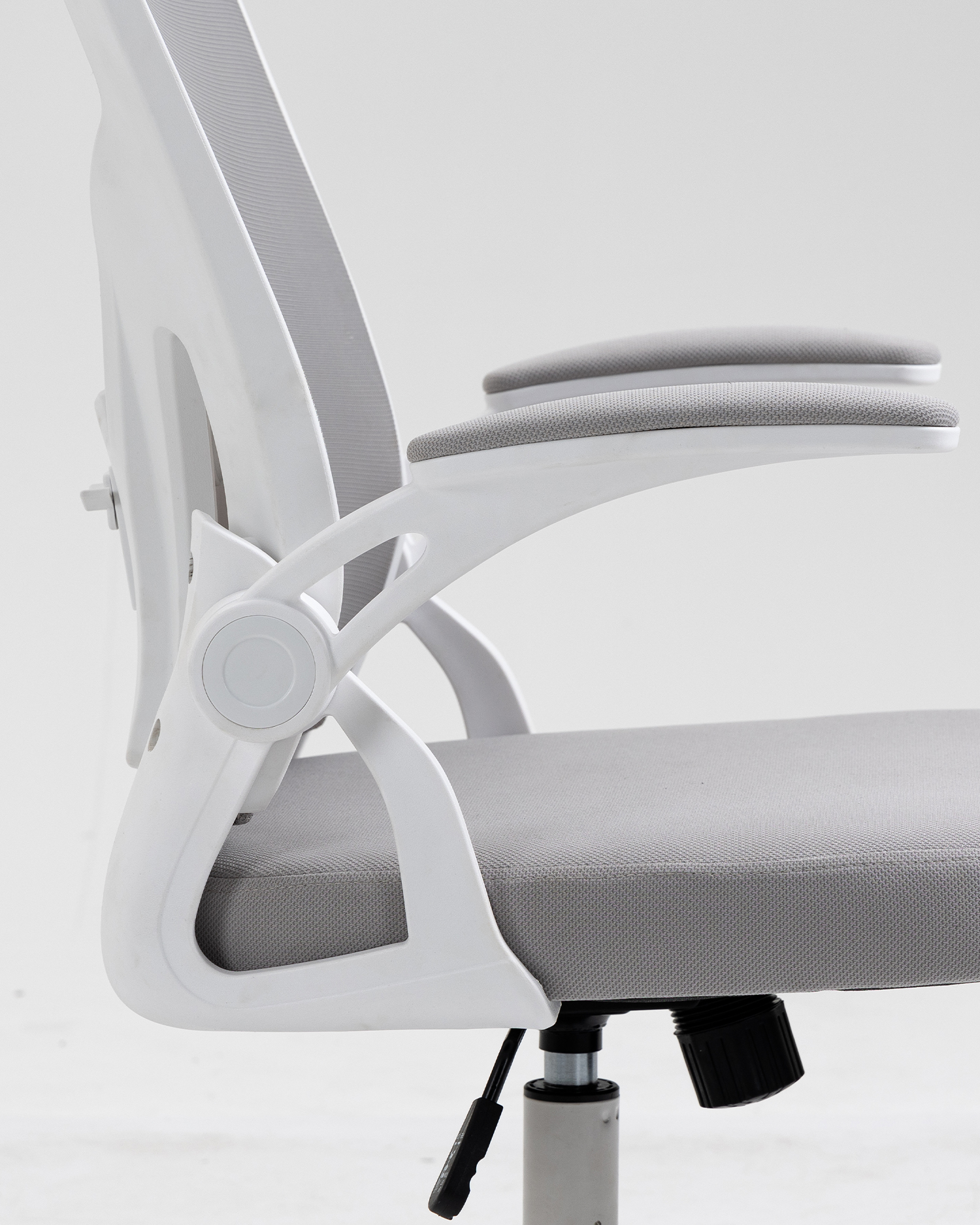 Kancelárska stolička s nastaviteľnou lakťovkou Kancelárska stolička s nastaviteľnou lakťovkou