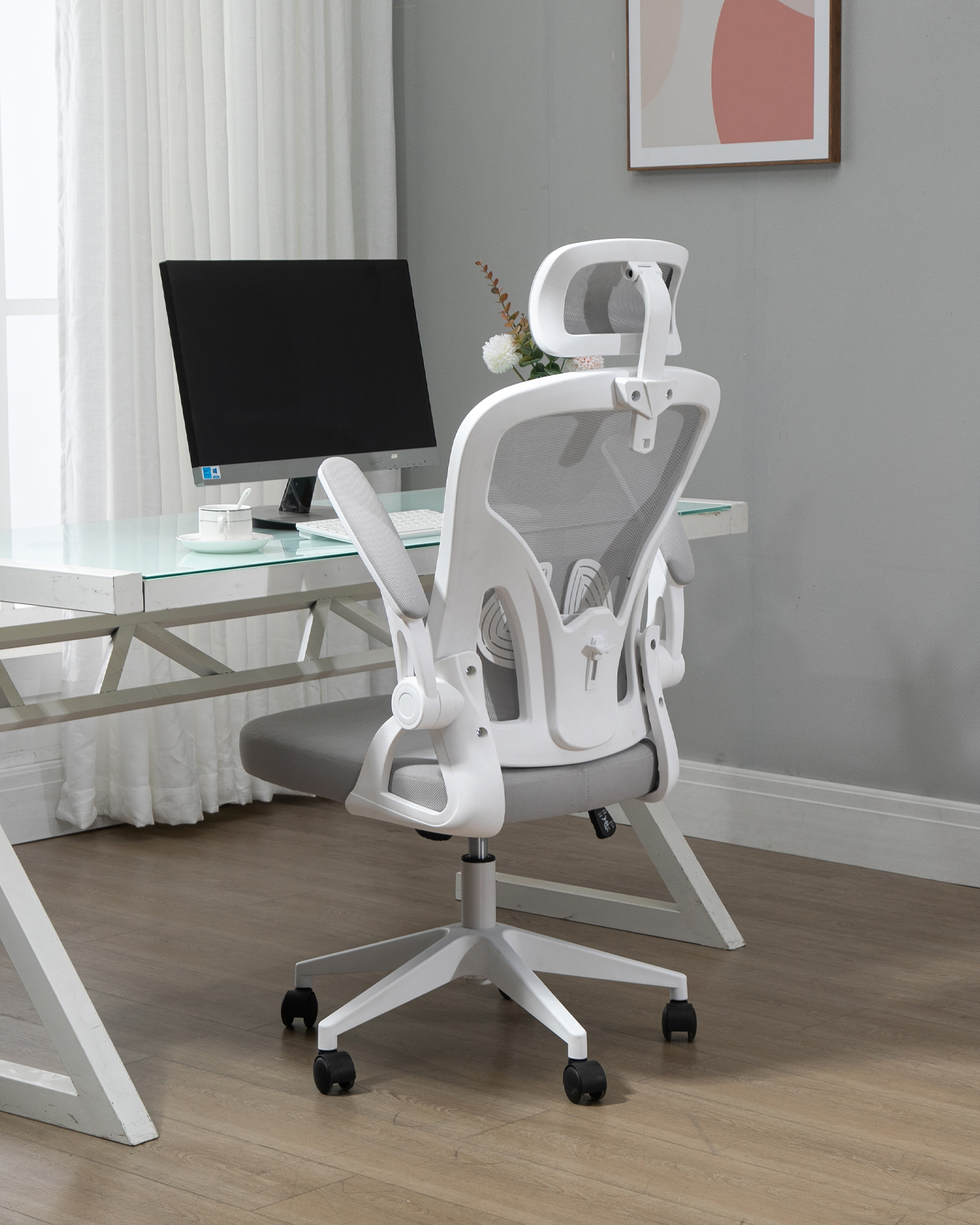 Kancelárska stolička s nastaviteľnou lakťovkou Kancelárska stolička s nastaviteľnou lakťovkou